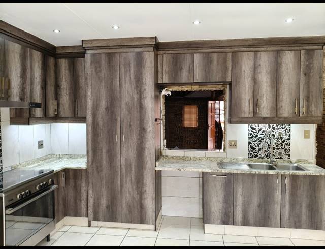 3 BEDROOM TOWNHOUSE FOR SALE IN SAFARI GARDENS
